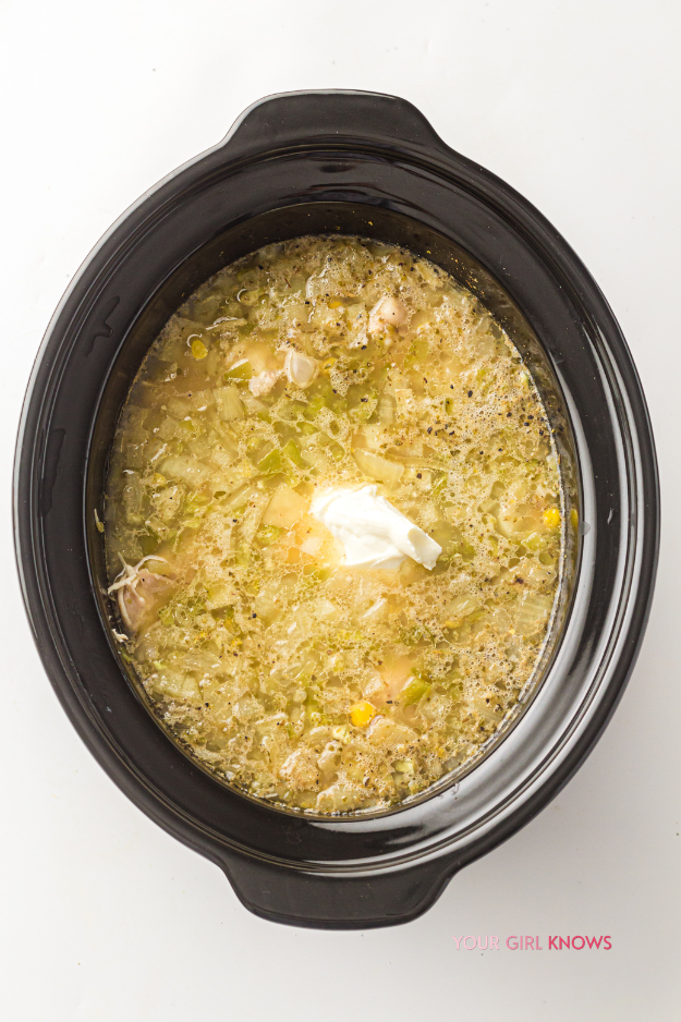 Slow Cooker White Chicken Chili That’s Creamy, Cozy, and Loaded With Flavor