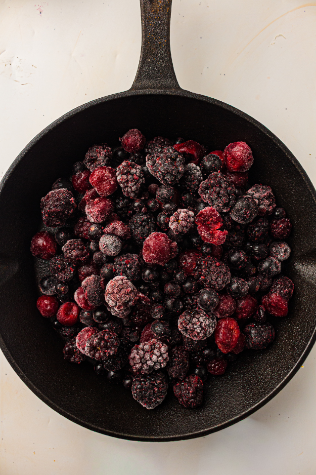 The 5-Ingredient Berry Dump Cake That Feels Like Cheating on Baking