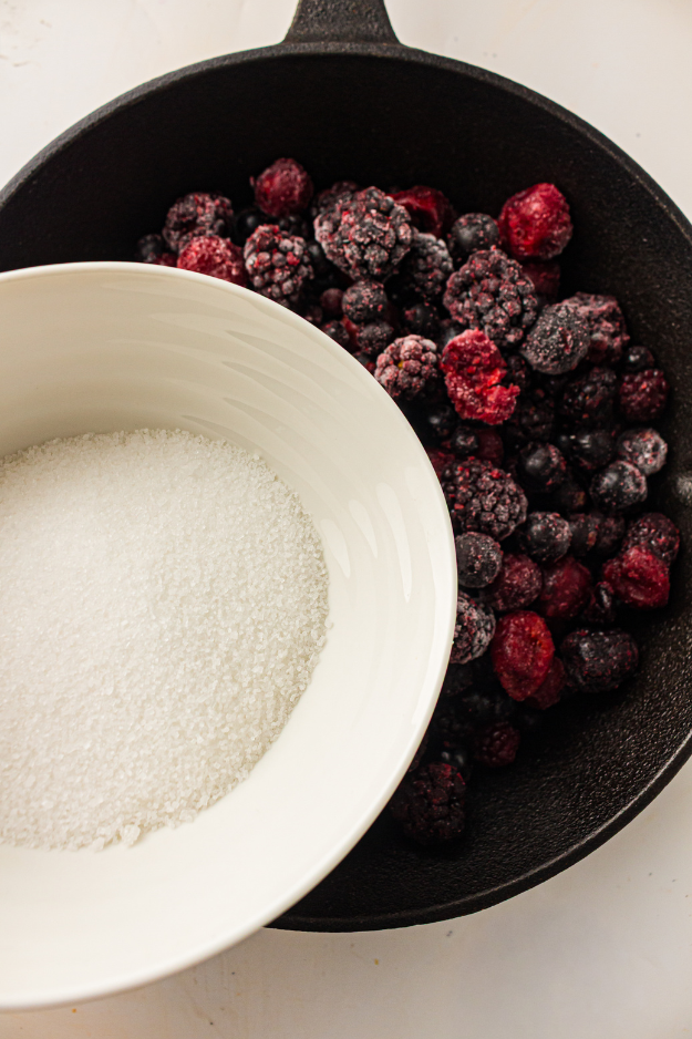 The 5-Ingredient Berry Dump Cake That Feels Like Cheating on Baking