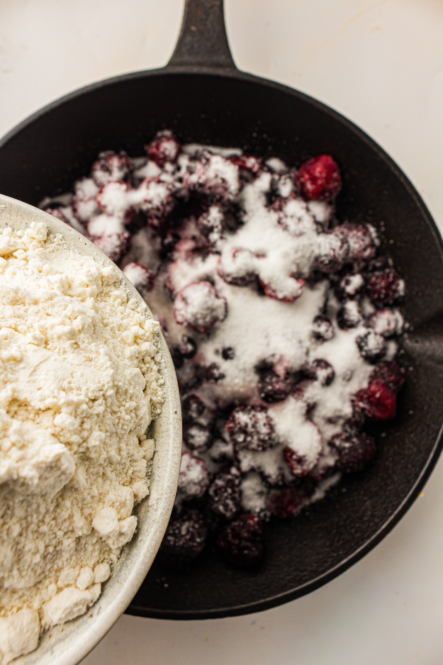 The 5-Ingredient Berry Dump Cake That Feels Like Cheating on Baking