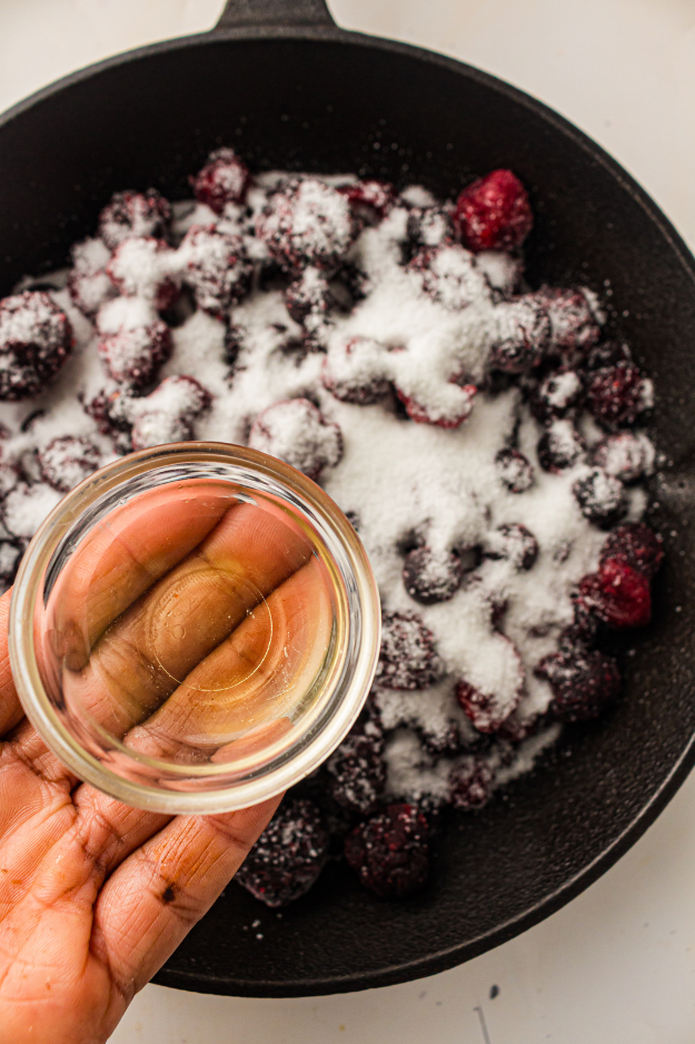 The 5-Ingredient Berry Dump Cake That Feels Like Cheating on Baking