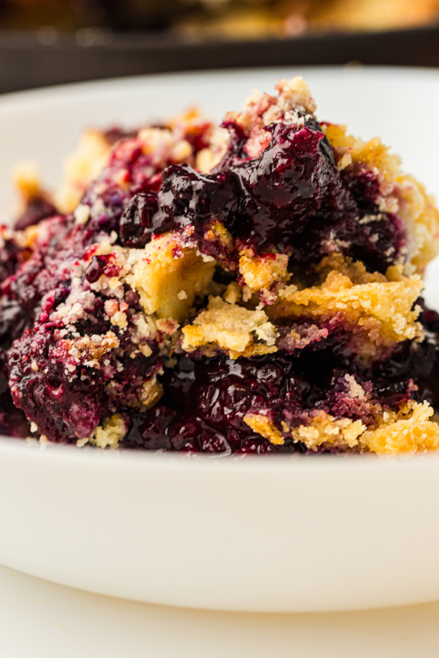 The 5-Ingredient Berry Dump Cake That Feels Like Cheating on Baking