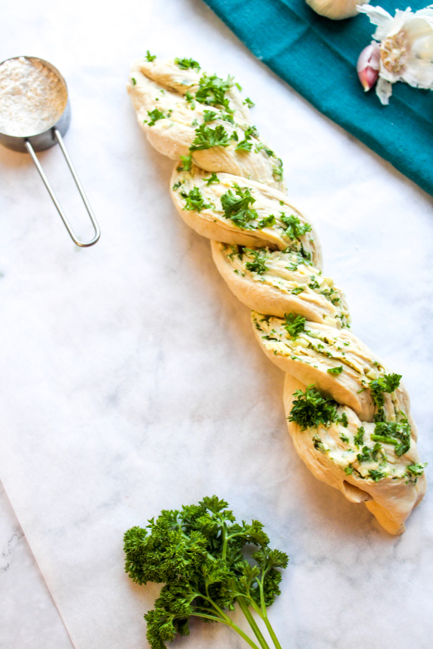 This Swirl Garlic Bread Literally Pulls Apart in Buttery Layers This Swirl Garlic Bread Literally Pulls Apart in Buttery Layers