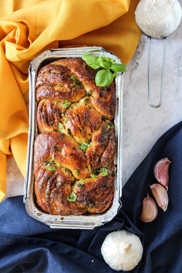 This Swirl Garlic Bread Literally Pulls Apart in Buttery Layers This Swirl Garlic Bread Literally Pulls Apart in Buttery Layers