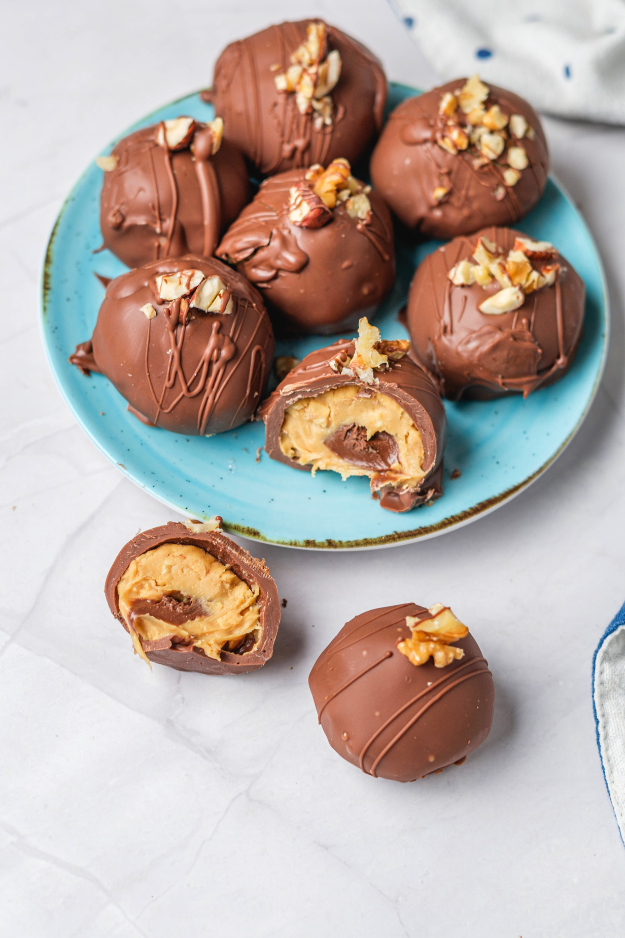 No-Bake Chocolate Peanut Butter Balls That Melt in Your Mouth (Only 5 Ingredients!) No-Bake Chocolate Peanut Butter Balls That Melt in Your Mouth (Only 5 Ingredients!)
