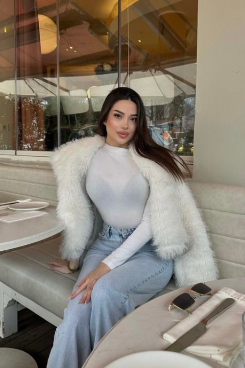 17 Fur Coat Outfits That Are Bold, Cozy, and Totally Statement-Making 17 Fur Coat Outfits That Are Bold, Cozy, and Totally Statement-Making