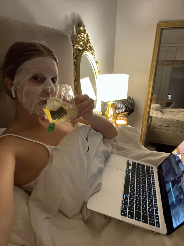 9 Reasons to Go to Bed Before 10 PM (That'll Make You Set Your Alarm Right Now) 9 Reasons to Go to Bed Before 10 PM (That'll Make You Set Your Alarm Right Now)
