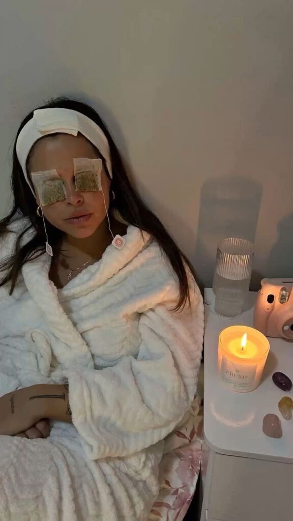 9 Reasons to Go to Bed Before 10 PM (That'll Make You Set Your Alarm Right Now) 9 Reasons to Go to Bed Before 10 PM (That'll Make You Set Your Alarm Right Now)