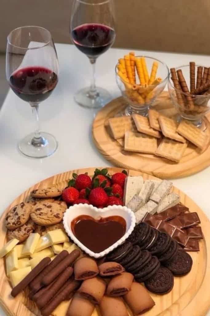 50 Cute Date Ideas for 9-5 Couples Who Are Booked, Busy But Still Obsessed with Each Other 50 Cute Date Ideas for 9-5 Couples Who Are Booked, Busy But Still Obsessed with Each Other