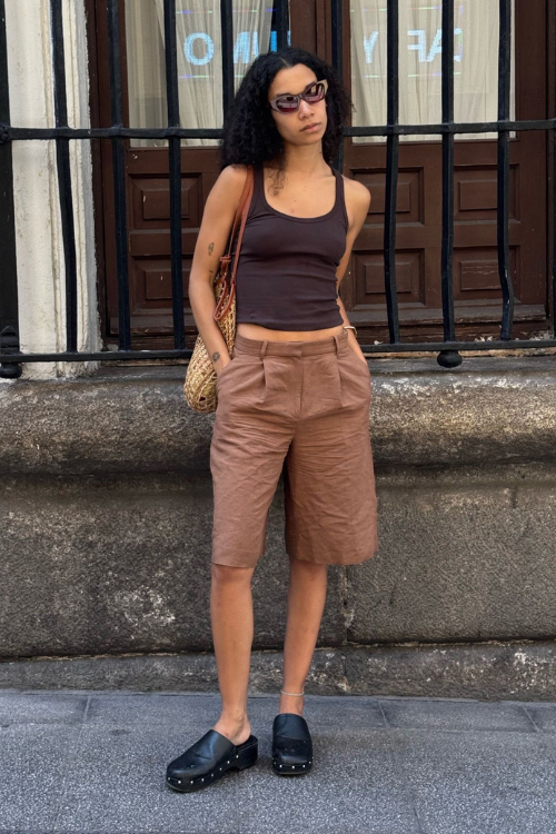 The 23 Brown Shorts Outfits That Take You From Coffee Runs to Cocktails The 23 Brown Shorts Outfits That Take You From Coffee Runs to Cocktails