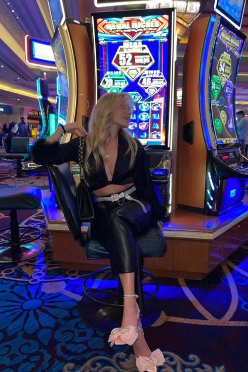 33 Hottest Casino Outfits That Guarantee All Eyes on You