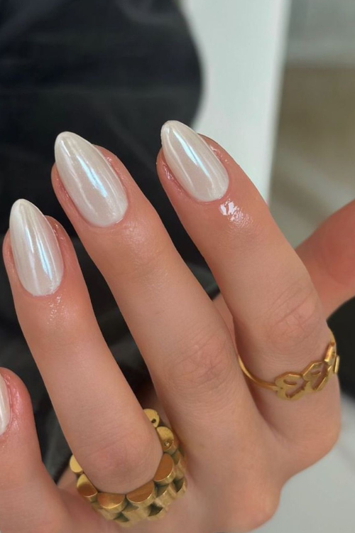 10 White Chrome Nails So Good You’ll Screenshot Immediately 10 White Chrome Nails So Good You’ll Screenshot Immediately