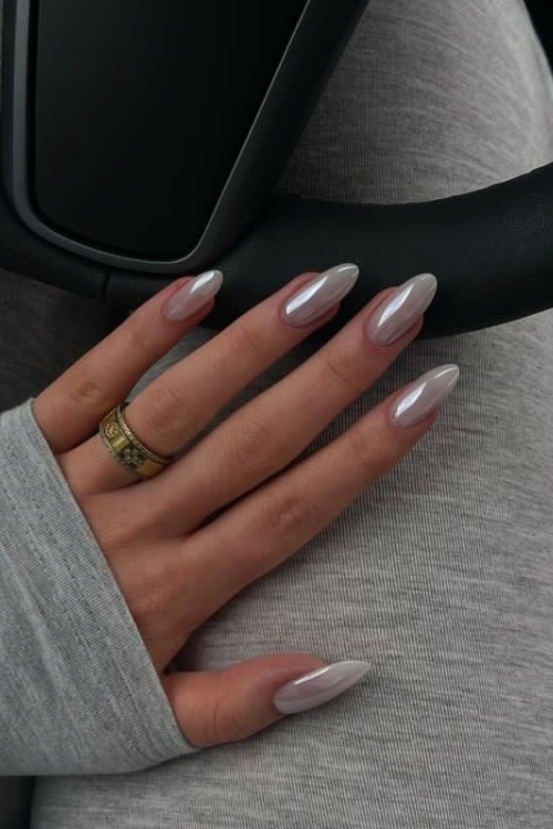 10 White Chrome Nails So Good You’ll Screenshot Immediately 10 White Chrome Nails So Good You’ll Screenshot Immediately
