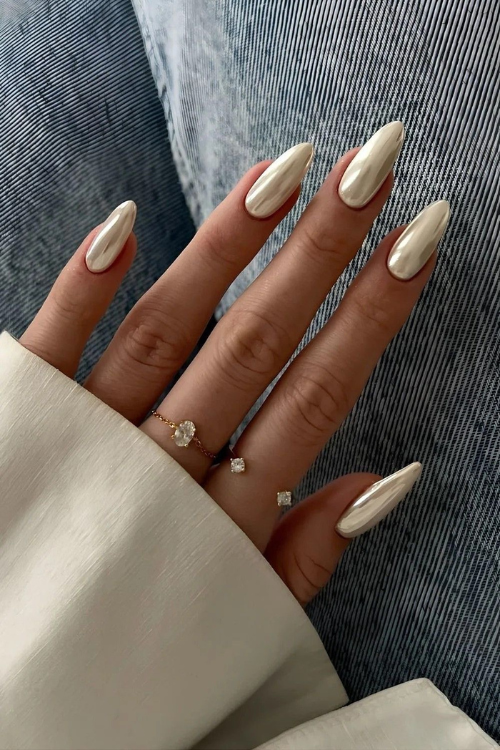 10 White Chrome Nails So Good You’ll Screenshot Immediately 10 White Chrome Nails So Good You’ll Screenshot Immediately