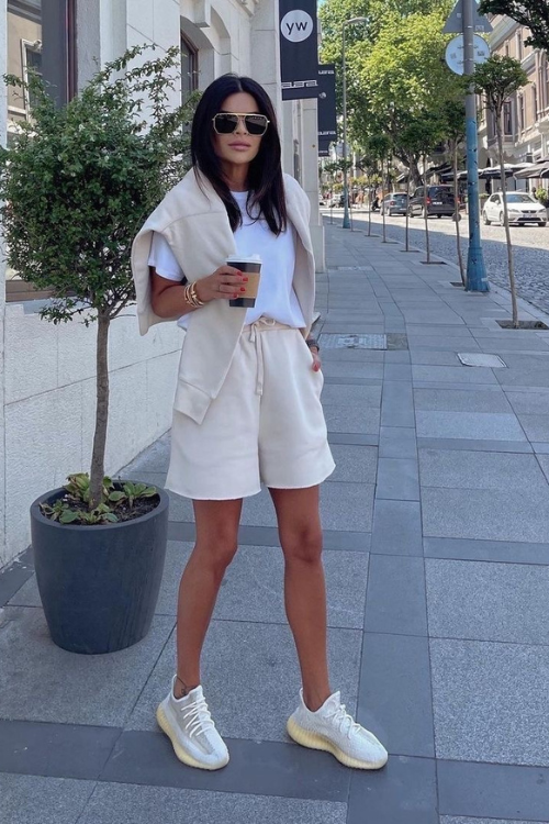 13 Soccer Mom Outfits That Make You the Hottest on the Sidelines
