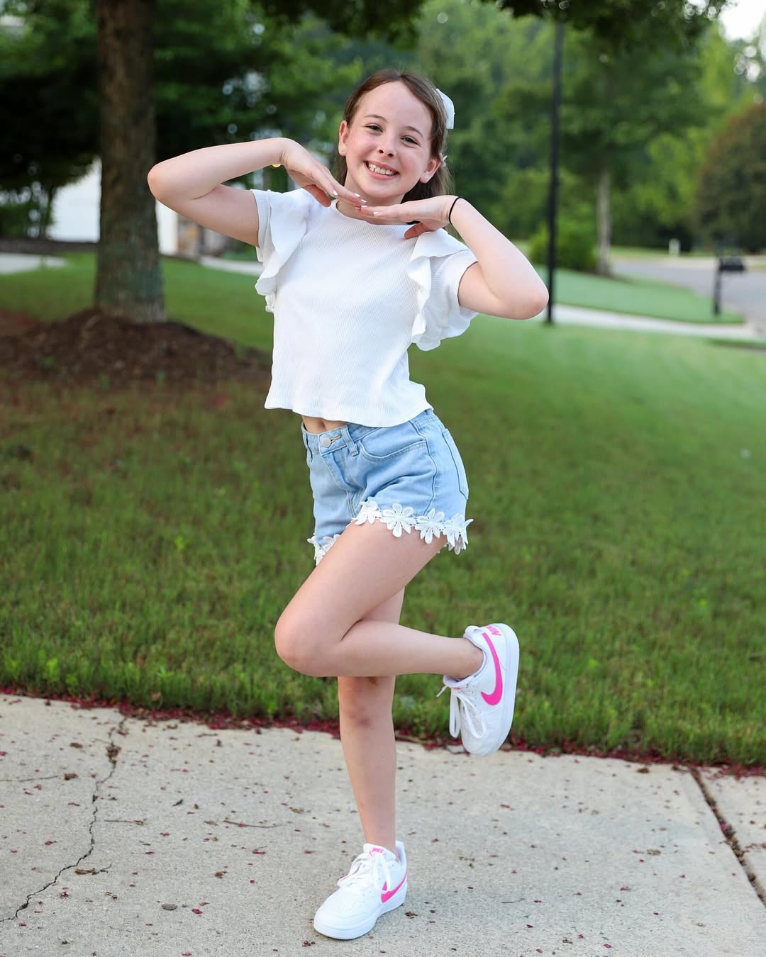 Casual White Top With Flower Trim Denim Shorts