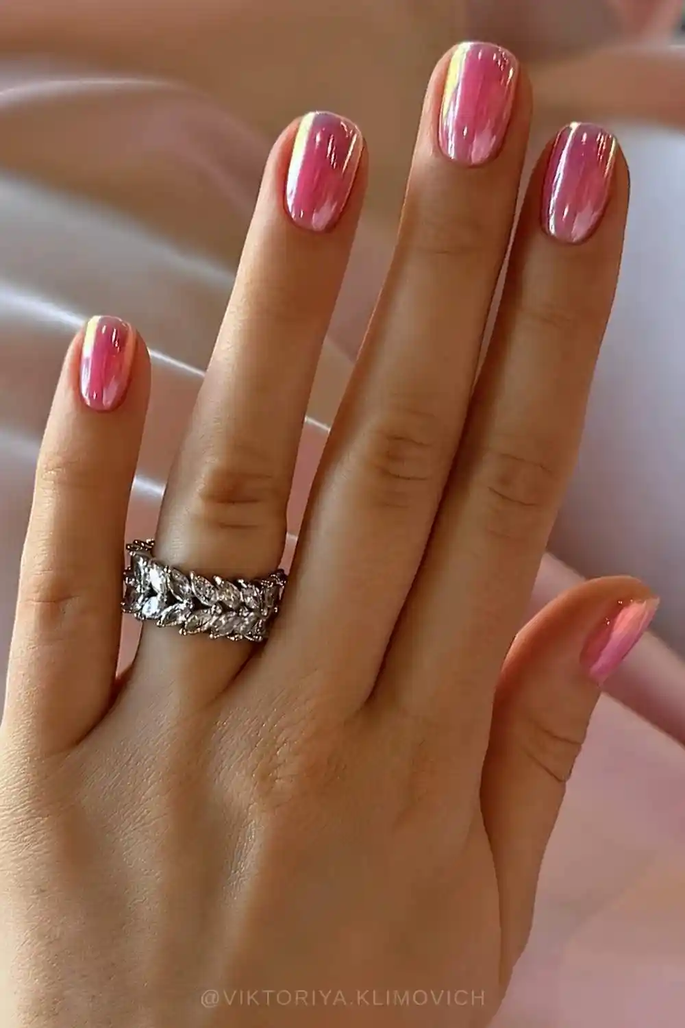 Short bubblegum pink chrome mani