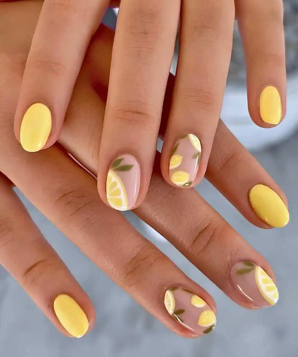Short yellow mani with lemon art
