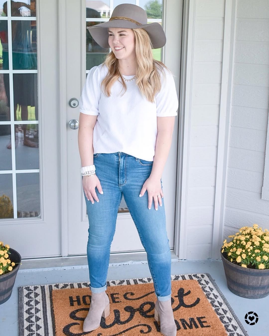Casual White Puff Sleeve Top With Cuffed Jeans