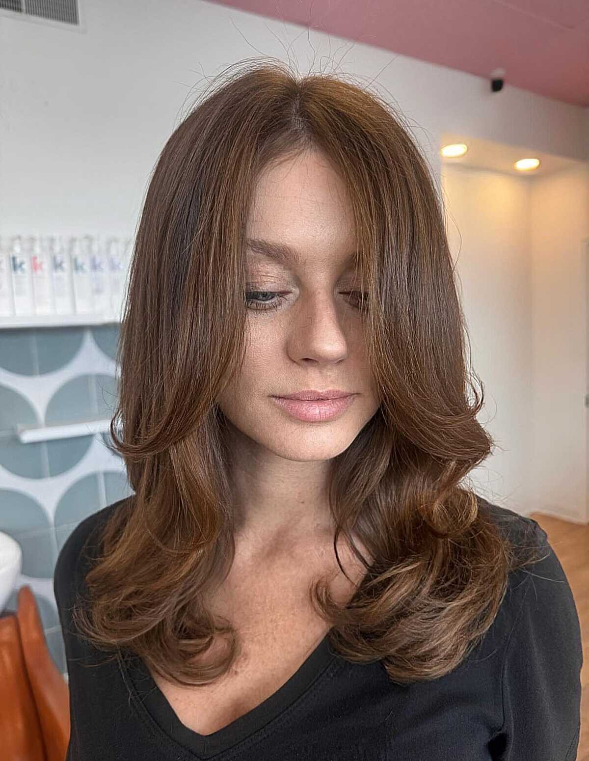 Chestnut brown voluminous blowout with side part