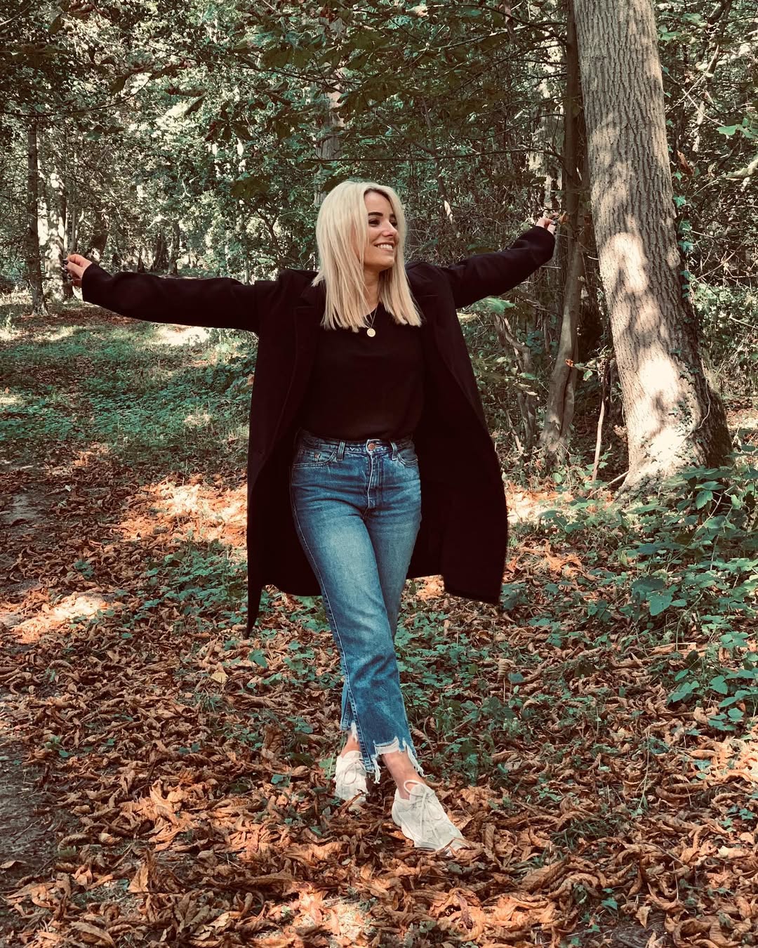 Effortless 90s Jeans and Blazer Outfit