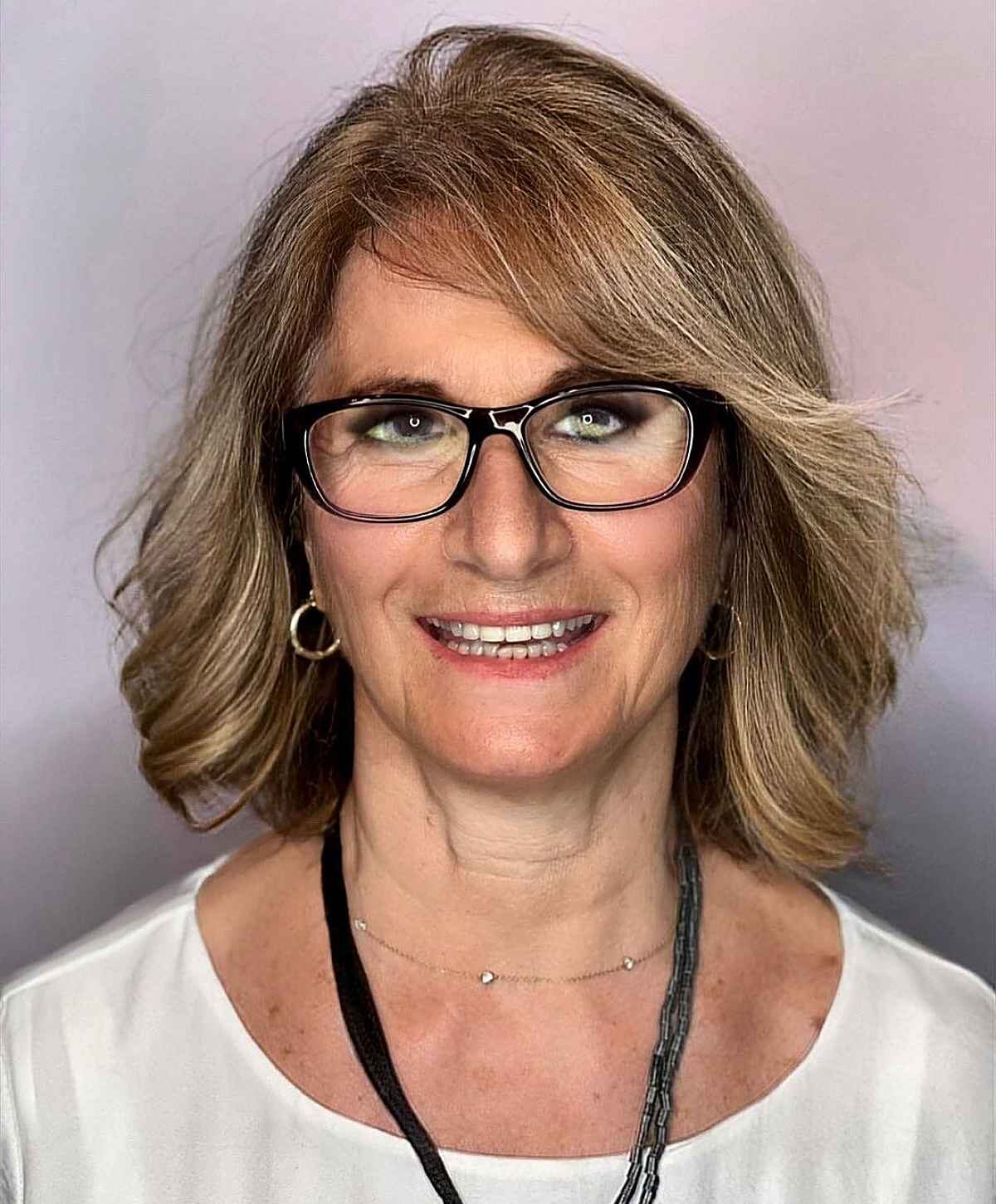 Mid-Length Cut for Women with Small Glasses
