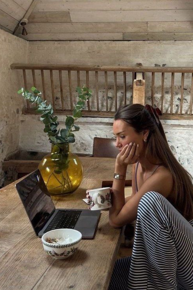 15 Easy Habits to Steal From Attractive Women (That Have Nothing to Do With Looks)
