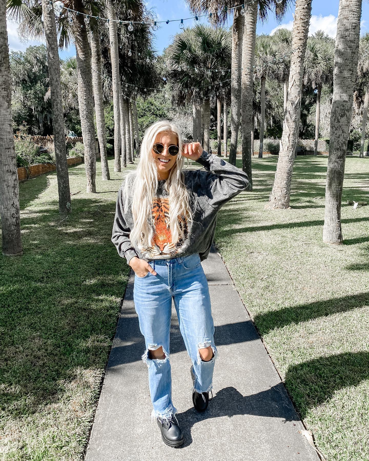 Graphic Sweatshirt And Distressed Denim Casual Look