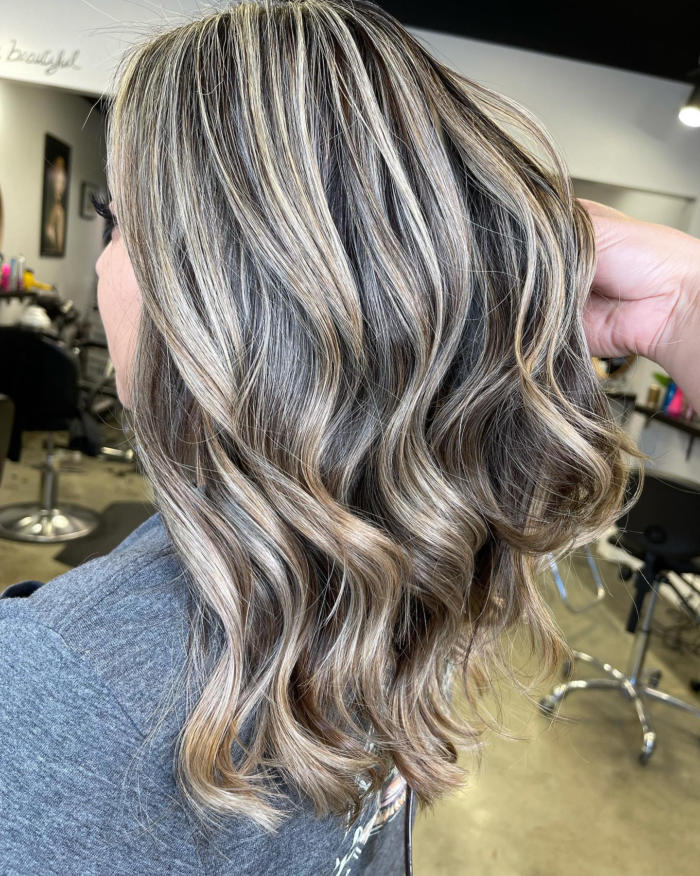 Dimensional Bronde Balayage With Loose Waves