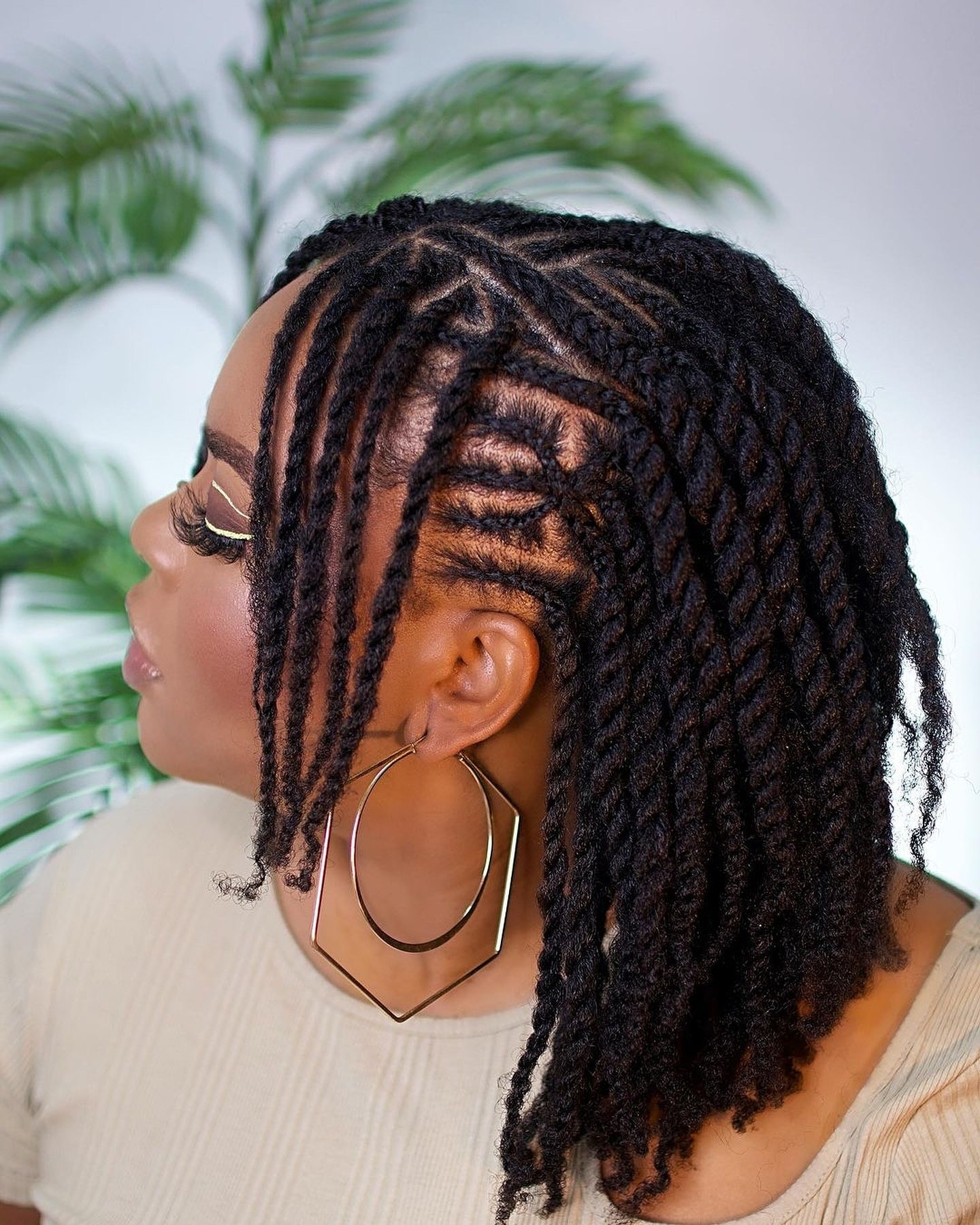 Elegant Two-Tone Twists With Defined Parts