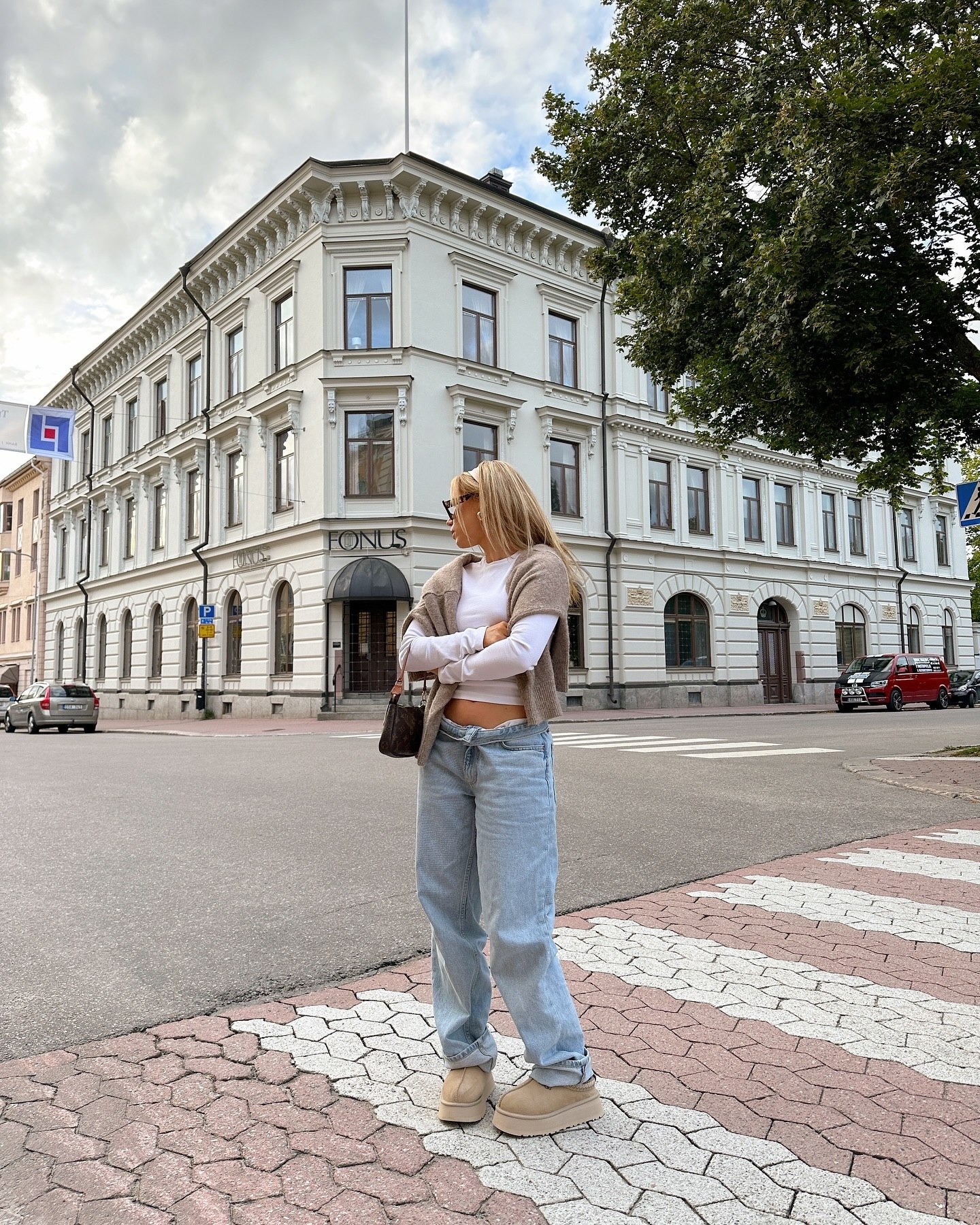 Relaxed Light Wash Jeans With Cropped Top