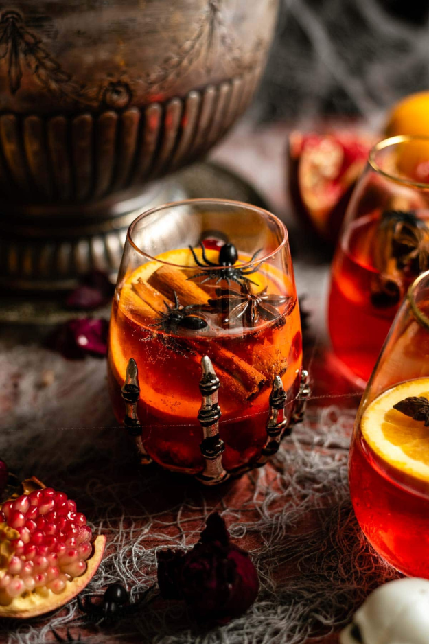30 Halloween Cocktails That Look Like They Came Straight From a Witch’s Bar Cart 30 Halloween Cocktails That Look Like They Came Straight From a Witch’s Bar Cart