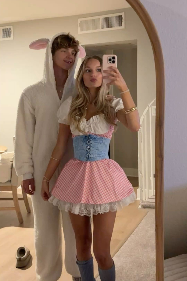 32 Cute Couple Halloween Costumes That’ll Win Every “Best Dressed” Vote