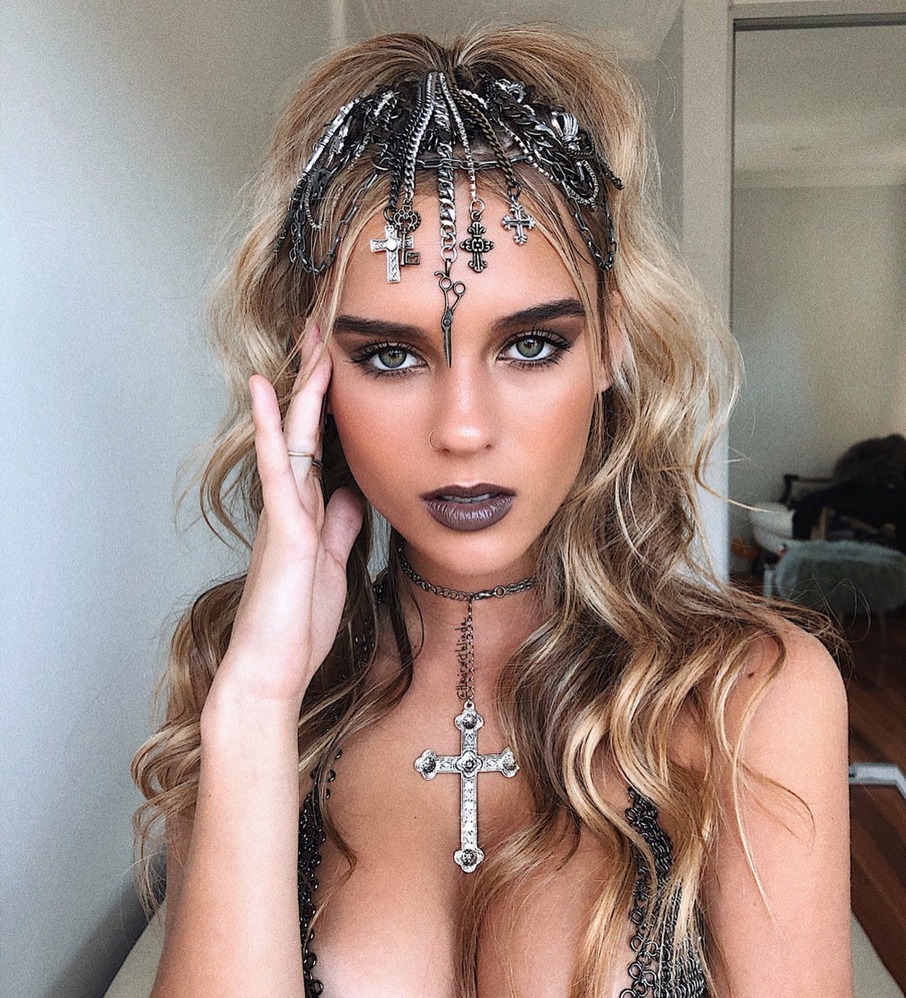 Gothic Glamour Waves With Chain Headpiece