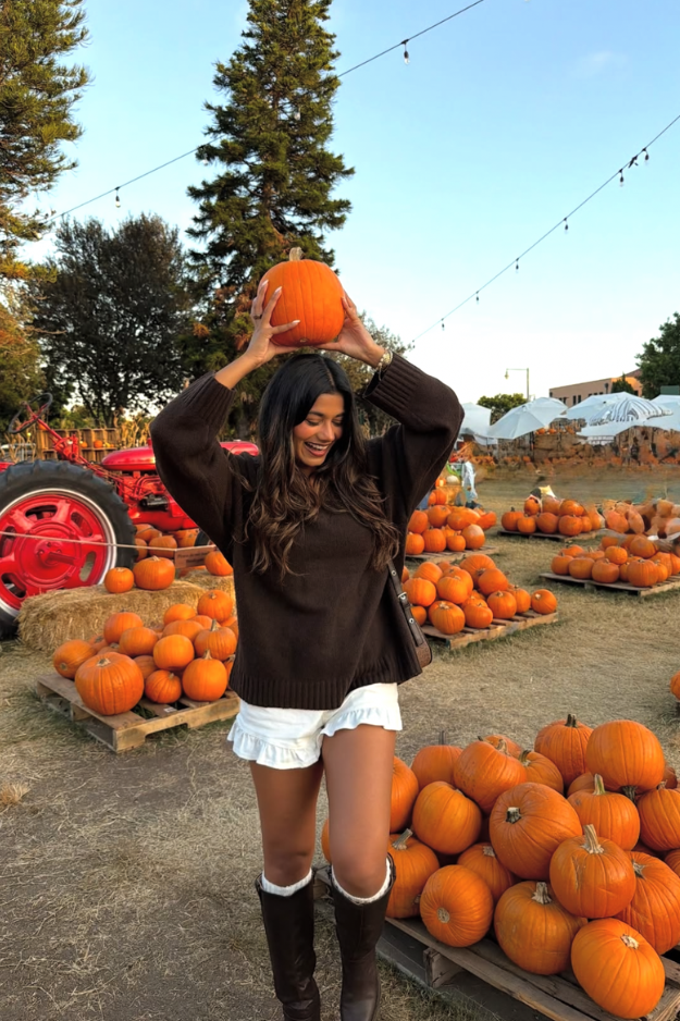 16 Pumpkin Patch Outfits That Belong in Your Favorite Fall Photo Dump 16 Pumpkin Patch Outfits That Belong in Your Favorite Fall Photo Dump