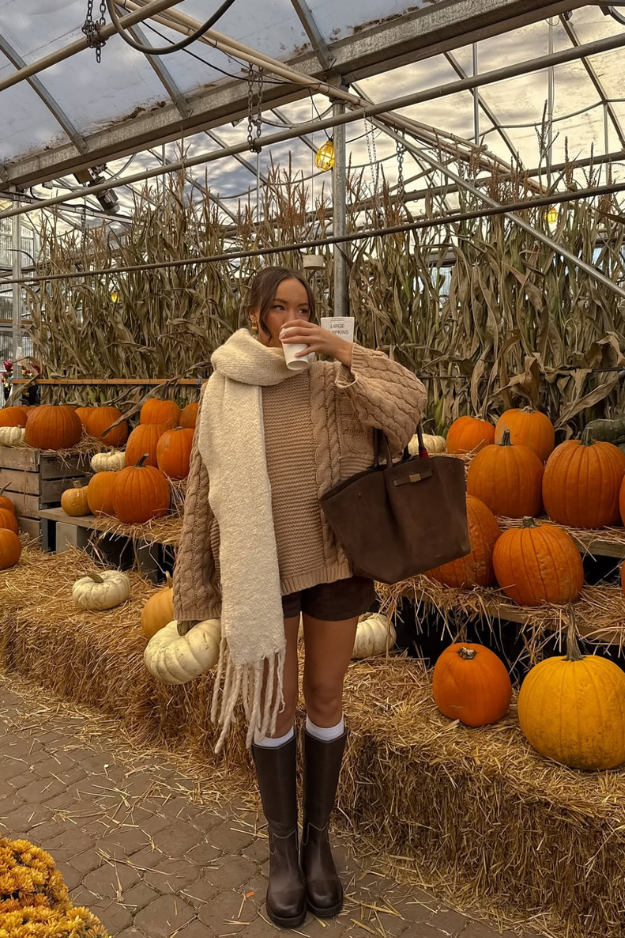 16 Pumpkin Patch Outfits That Belong in Your Favorite Fall Photo Dump 16 Pumpkin Patch Outfits That Belong in Your Favorite Fall Photo Dump