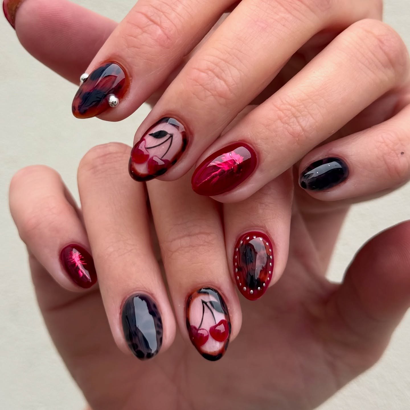 Glossy Cherry Motif With Tortoiseshell Accent Nails