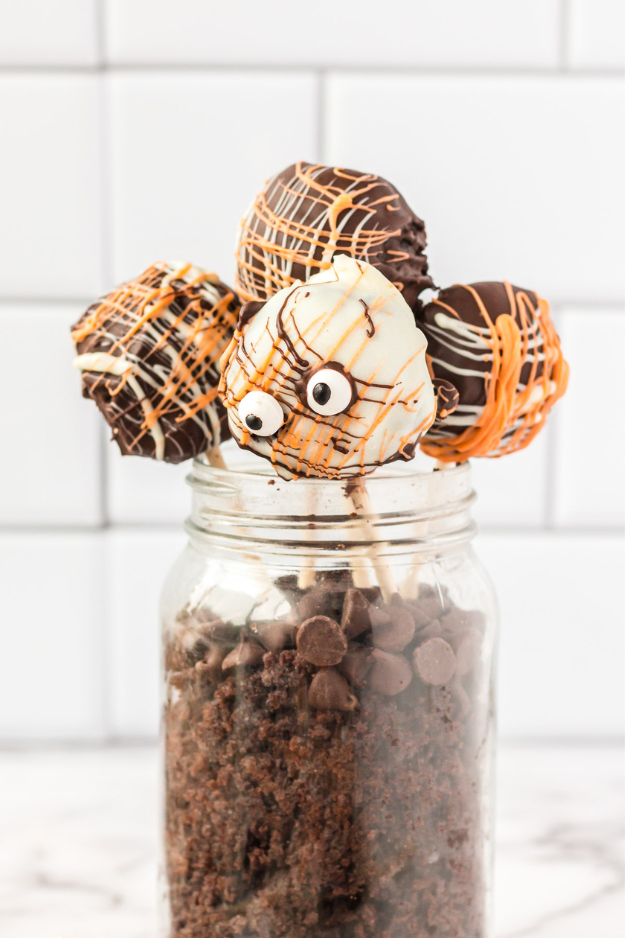 The Bite-Sized Halloween Cake Pops That Disappears Before the Party Even Starts The Bite-Sized Halloween Cake Pops That Disappears Before the Party Even Starts