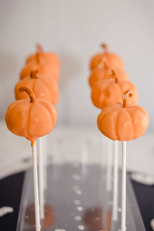 The Bite-Sized Halloween Cake Pops That Disappears Before the Party Even Starts The Bite-Sized Halloween Cake Pops That Disappears Before the Party Even Starts