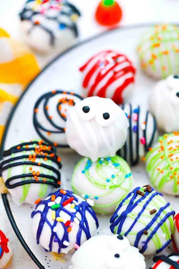 The Bite-Sized Halloween Cake Pops That Disappears Before the Party Even Starts The Bite-Sized Halloween Cake Pops That Disappears Before the Party Even Starts