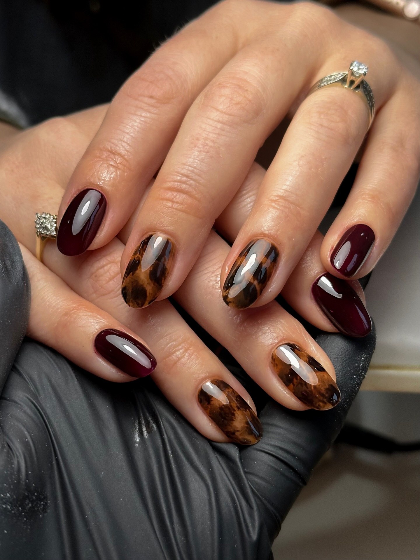 Chic Tortoiseshell and Burgundy Glossy Nails