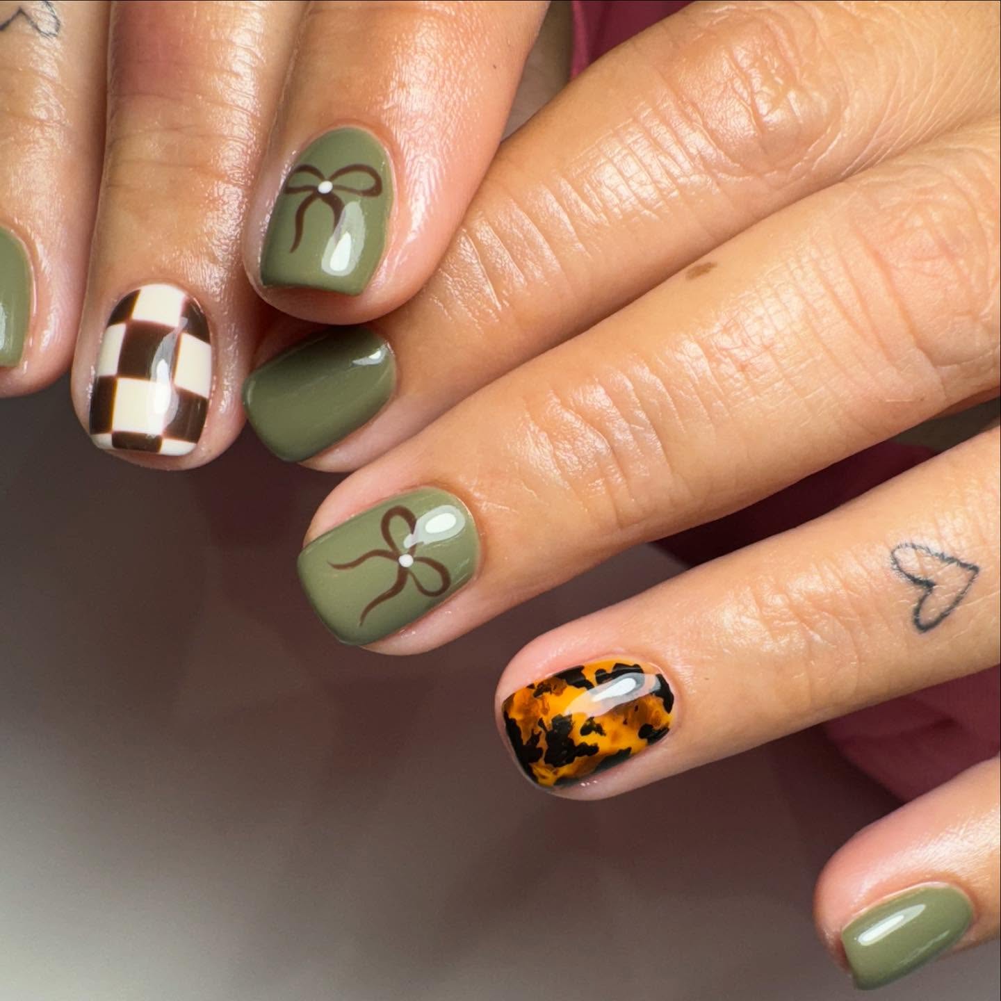 Olive Green Tortoiseshell & Bow Short Nails