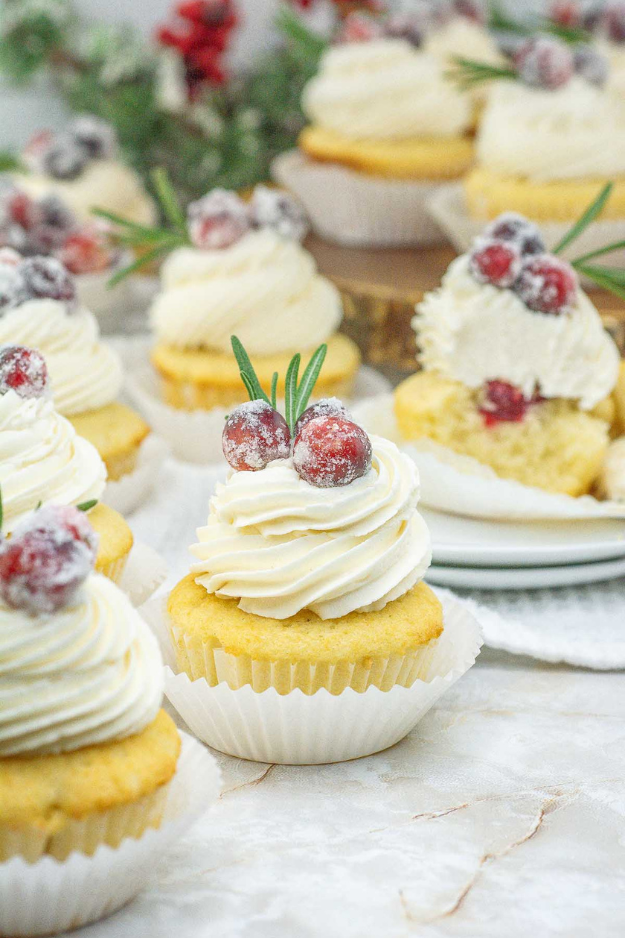 34 Christmas Cupcakes Everyone Will Be Snapping Photos Of Before Dessert