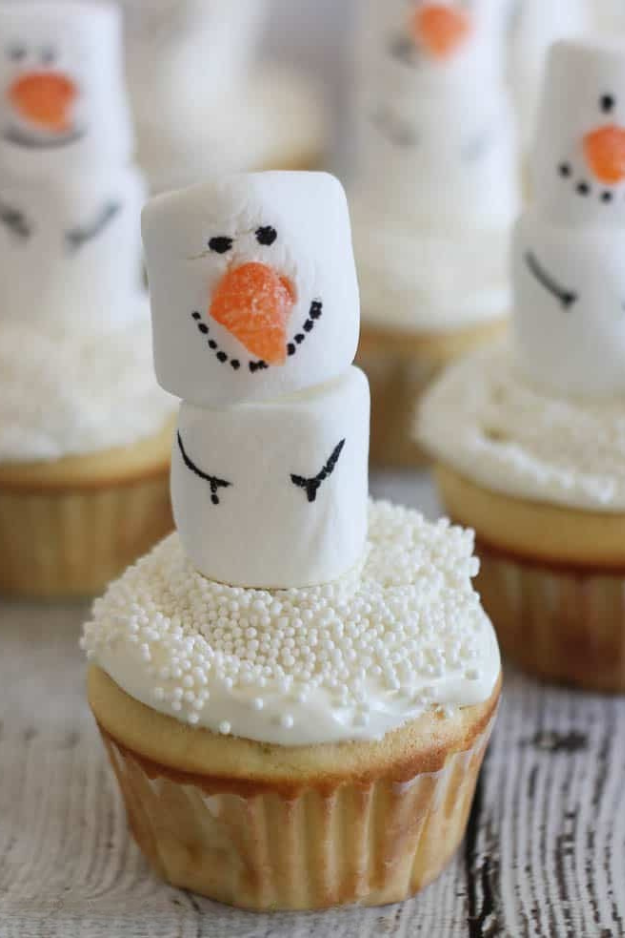 34 Christmas Cupcakes Everyone Will Be Snapping Photos Of Before Dessert