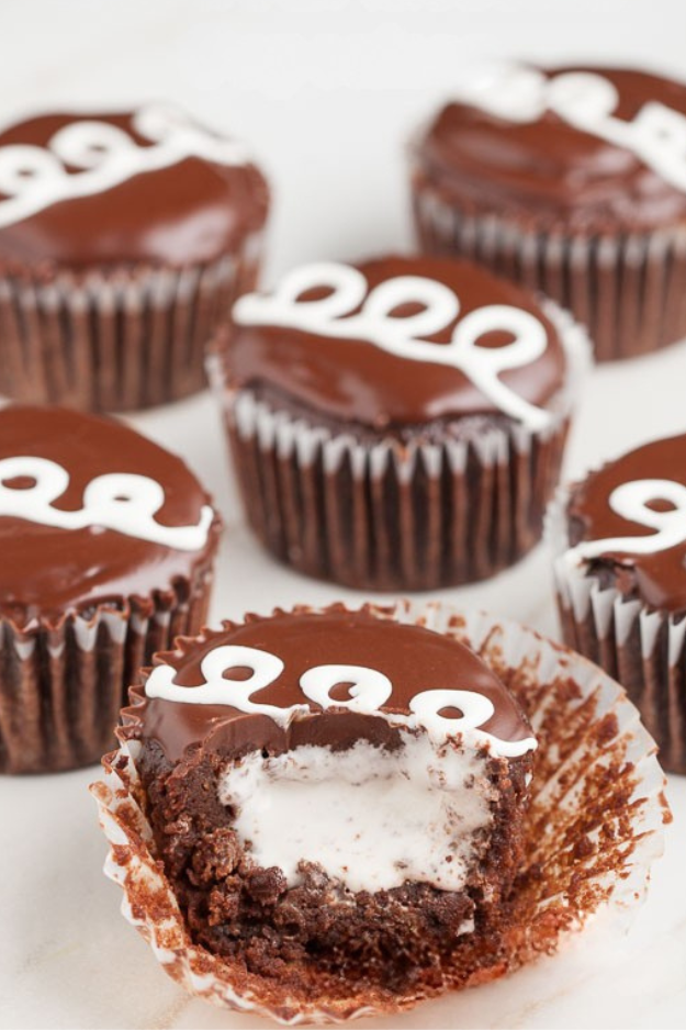 34 Christmas Cupcakes Everyone Will Be Snapping Photos Of Before Dessert