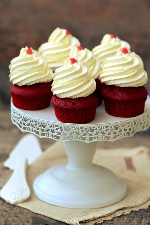 34 Christmas Cupcakes Everyone Will Be Snapping Photos Of Before Dessert