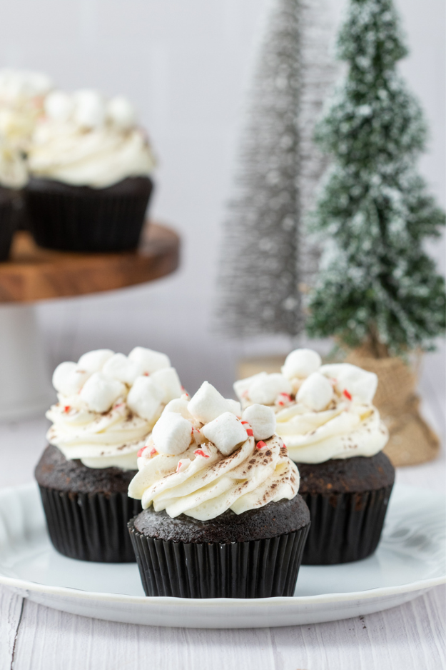 34 Christmas Cupcakes Everyone Will Be Snapping Photos Of Before Dessert