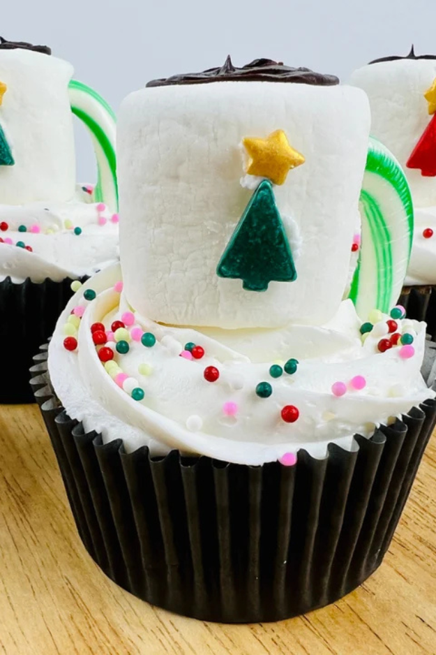 34 Christmas Cupcakes Everyone Will Be Snapping Photos Of Before Dessert