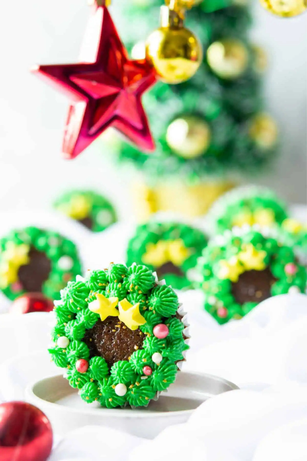 34 Christmas Cupcakes Everyone Will Be Snapping Photos Of Before Dessert