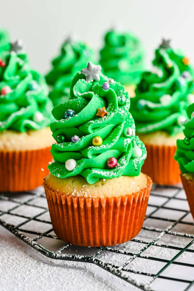 34 Christmas Cupcakes Everyone Will Be Snapping Photos Of Before Dessert